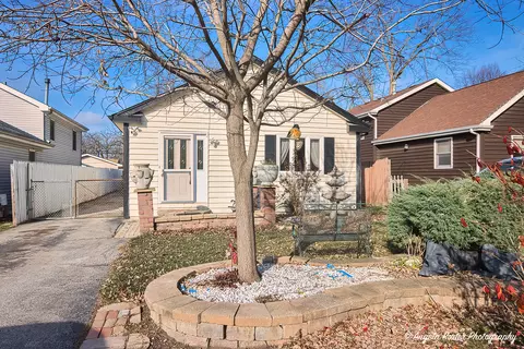 26134 N Oak Ave, Mundelein, IL 60060