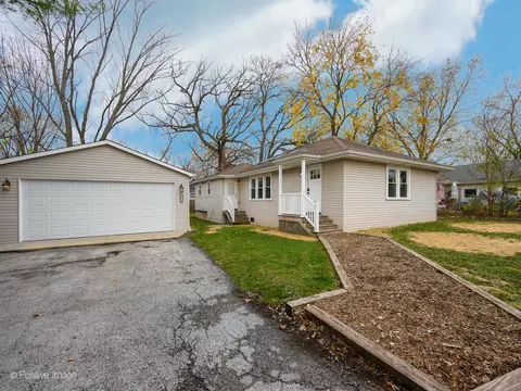 18912 W Hickory St, Mundelein, IL 60060