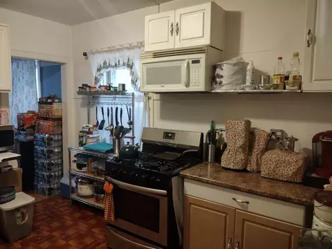 Kitchen - 6214 N Artesian Ave, Chicago, IL 60659 photo 2 of 3