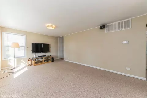 Living - 2506 Kirchoff Rd, Rolling Meadows, IL 60008 photo 1 of 4
