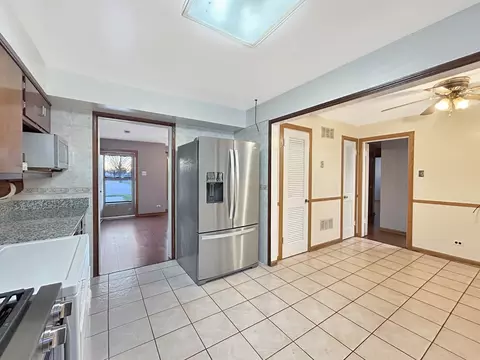 1149 S 3rd Ave, Des Plaines, IL 60016 photo 8
