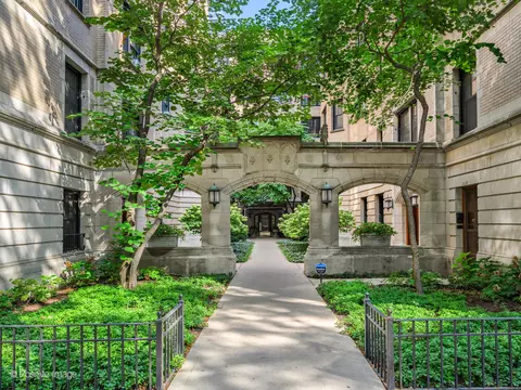 2339 N Commonwealth Ave #1D, Chicago, IL 60614
