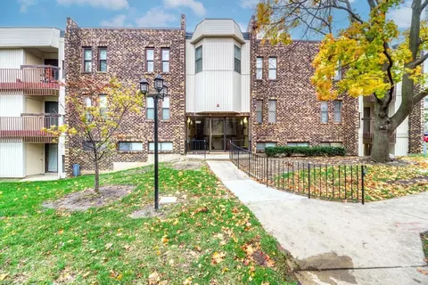 2275 Country Club Dr #5, Woodridge, IL 60517