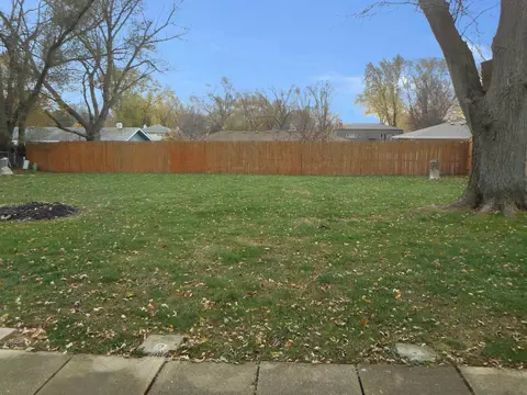 Exterior - 1195 Crestview Dr, Elgin, IL 60123 photo 2 of 4