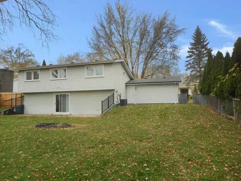 Exterior - 1195 Crestview Dr, Elgin, IL 60123 photo 4 of 4