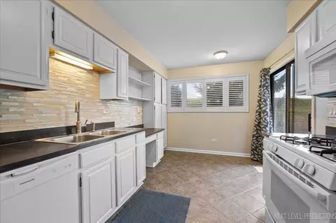 29 Creekside Cir #B, Elgin, IL 60123 photo 7