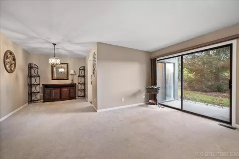 29 Creekside Cir #B, Elgin, IL 60123 photo 2
