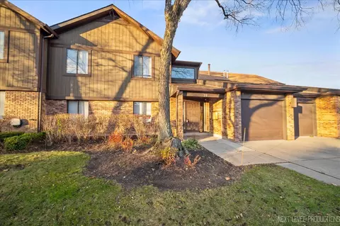 29 Creekside Cir #B, Elgin, IL 60123