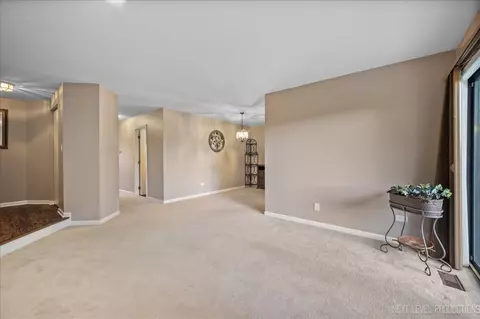 29 Creekside Cir #B, Elgin, IL 60123 photo 5