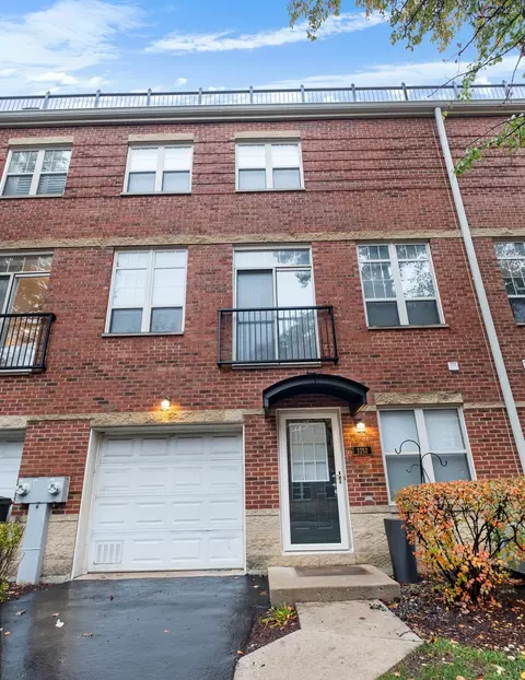 3252 N Pier Ct, Chicago, IL 60618
