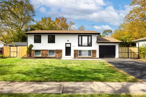 17185 Apple Tree Dr, Country Club Hills, IL 60478