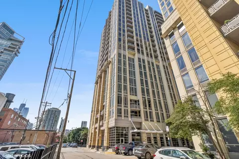 700 N Larrabee St #2015, Chicago, IL 60654