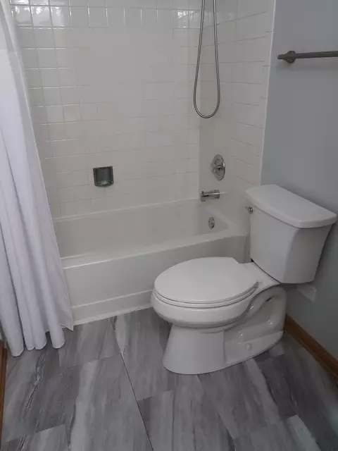 Bath - 408 E Theodore Ln, Itasca, IL 60143 photo 7 of 8