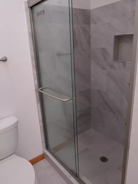Bath - 408 E Theodore Ln, Itasca, IL 60143 photo 5 of 8