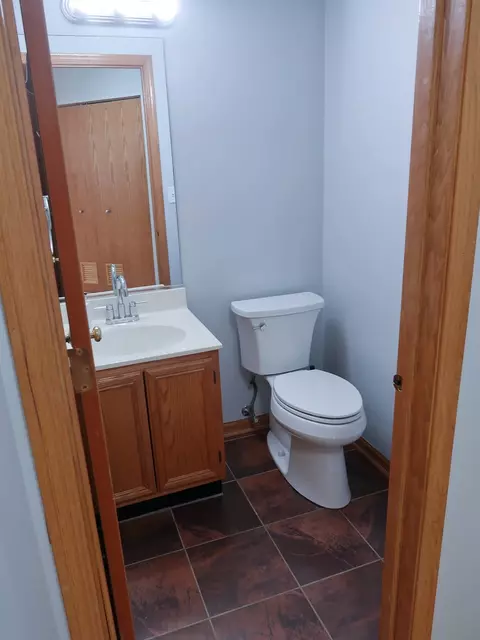 Bath - 408 E Theodore Ln, Itasca, IL 60143 photo 1 of 8