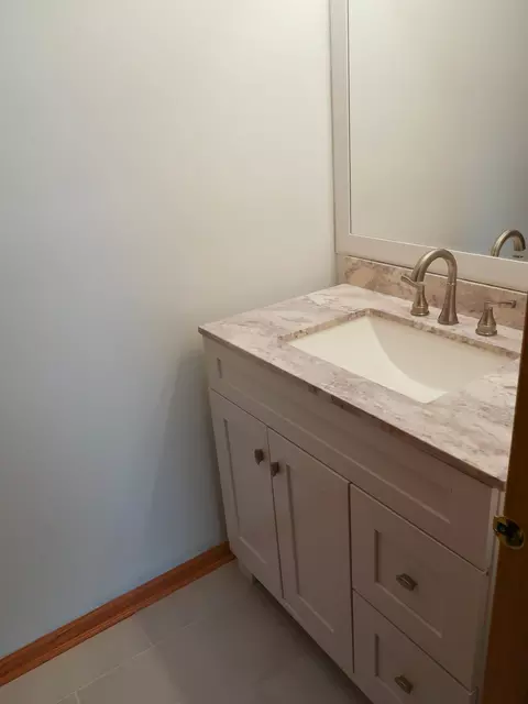 Bath - 408 E Theodore Ln, Itasca, IL 60143 photo 2 of 8