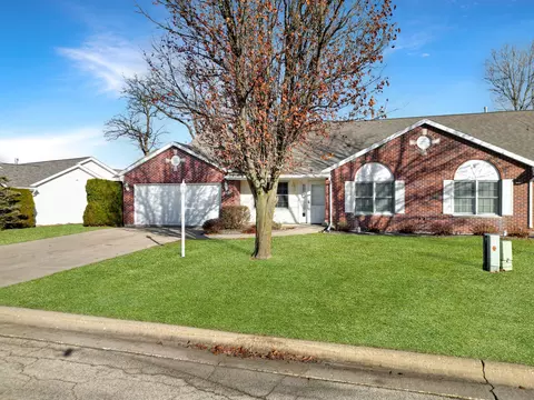 753 S Park Crest Dr, Freeport, IL 61032
