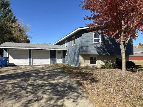 580 Devonshire Ln, Crystal Lake, IL 60014