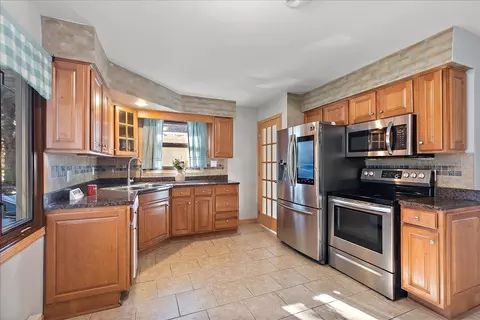 Kitchen - 17900 Rose St, Lansing, IL 60438 photo 3 of 4