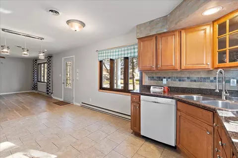 Kitchen - 17900 Rose St, Lansing, IL 60438 photo 4 of 4