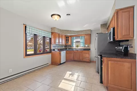 Kitchen - 17900 Rose St, Lansing, IL 60438 photo 1 of 4