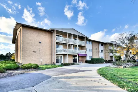940 Beau Dr #310, Des Plaines, IL 60016