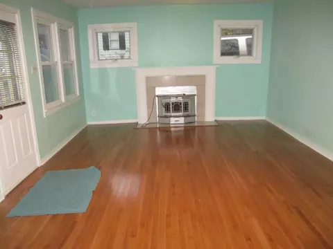 Living - 313 E Jackson St, Seneca, IL 61360 photo 3 of 4