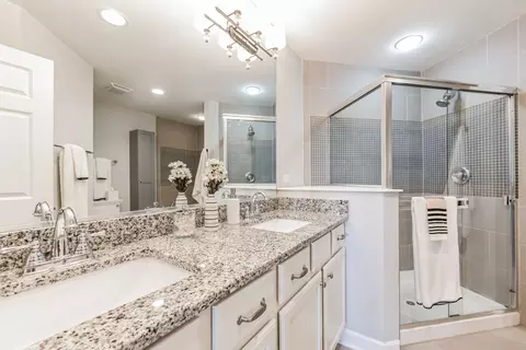 Bath - 4306 Monroe Ave, Naperville, IL 60564 photo 2 of 5