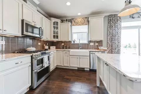 Kitchen - 4306 Monroe Ave, Naperville, IL 60564 photo 2 of 3