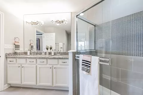 Bath - 4306 Monroe Ave, Naperville, IL 60564 photo 4 of 5