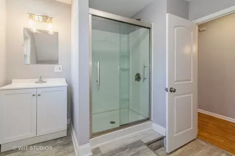 Bath - 412 Marion Ave, Aurora, IL 60505 photo 3 of 3