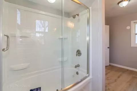 Bath - 412 Marion Ave, Aurora, IL 60505 photo 2 of 3