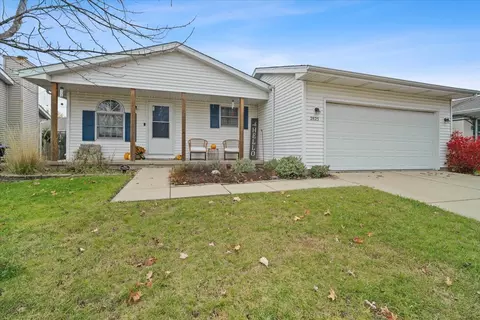 2825 Rocksbury Dr, Bloomington, IL 61705