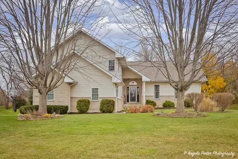3016 Raccoon Cv, Island Lake, IL 60042