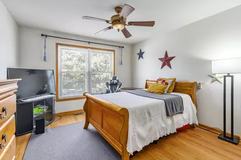 Bedroom - 5371 Galloway Dr, Hoffman Estates, IL 60192 photo 4 of 5
