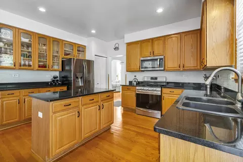 Kitchen - 5371 Galloway Dr, Hoffman Estates, IL 60192 photo 2 of 3