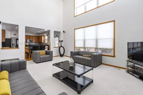Living - 5371 Galloway Dr, Hoffman Estates, IL 60192 photo 4 of 4