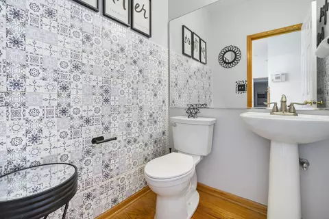 Bath - 5371 Galloway Dr, Hoffman Estates, IL 60192 photo 1 of 8