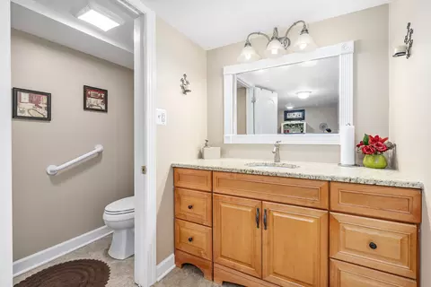 Bath - 5371 Galloway Dr, Hoffman Estates, IL 60192 photo 8 of 8