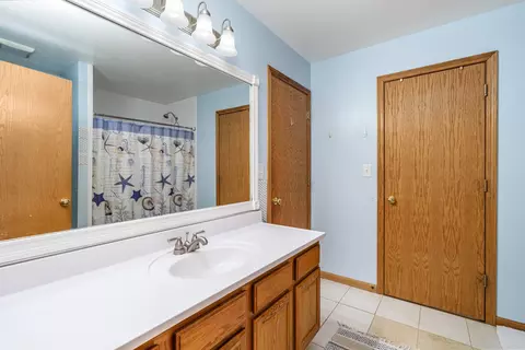 Bath - 5371 Galloway Dr, Hoffman Estates, IL 60192 photo 6 of 8
