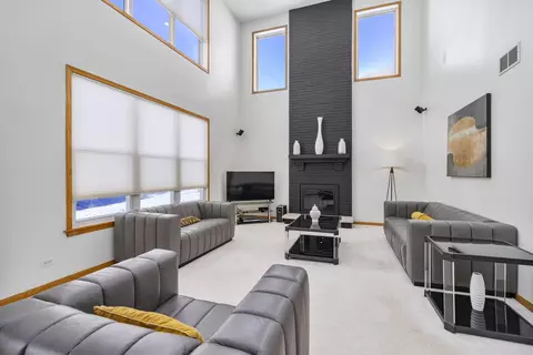 Living - 5371 Galloway Dr, Hoffman Estates, IL 60192 photo 2 of 4