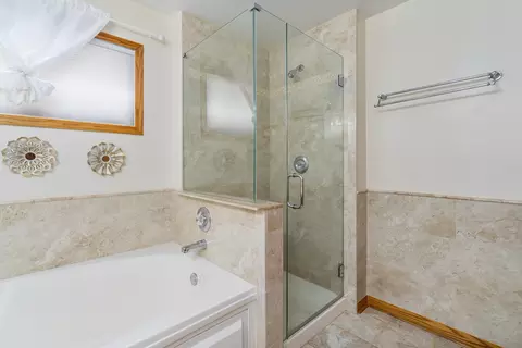 Bath - 5371 Galloway Dr, Hoffman Estates, IL 60192 photo 3 of 8