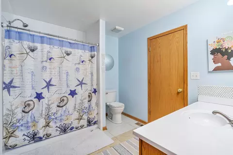 Bath - 5371 Galloway Dr, Hoffman Estates, IL 60192 photo 5 of 8