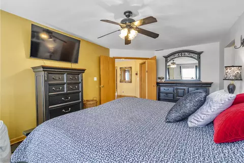 Bedroom - 5371 Galloway Dr, Hoffman Estates, IL 60192 photo 2 of 5