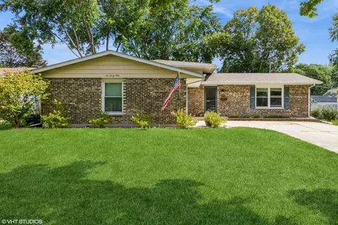 631 S 7th St, Dundee, IL 60118
