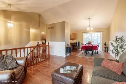136 Tree Line, Antioch, IL 60002 photo 2
