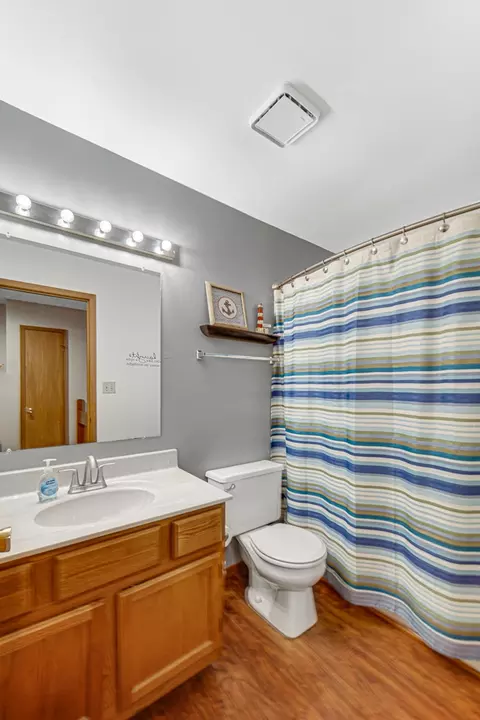 Bath - 312 S Cross Trl, Mchenry, IL 60050 photo 2 of 3