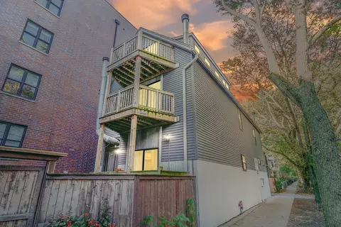 1009 W Wolfram St #1E, Chicago, IL 60657