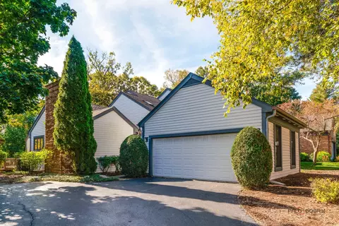 96 Warrington Dr, Lake Bluff, IL 60044