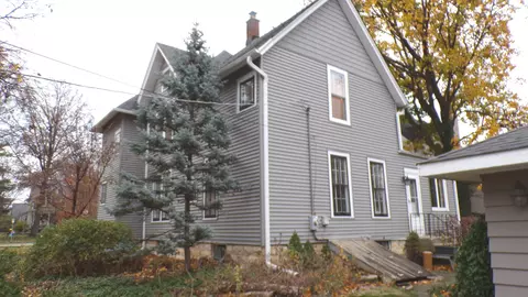 618 N West St, Wheaton, IL 60187 photo 2
